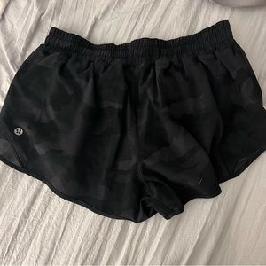 Lululemon hotty hot short 2.5” size 10 reg in camo